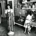 Liliana Barchiesi, Dalla Serie Le Casalinghe, Milano, 1979. Stampa Gelatina Bromuro Dâargento, 20x30cm (1)